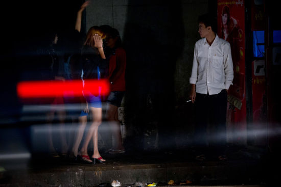 实拍缅甸“艾滋村” 性工作者街边拉客(高清组图)