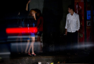 实拍缅甸艾滋村 性工作者站街边拉客