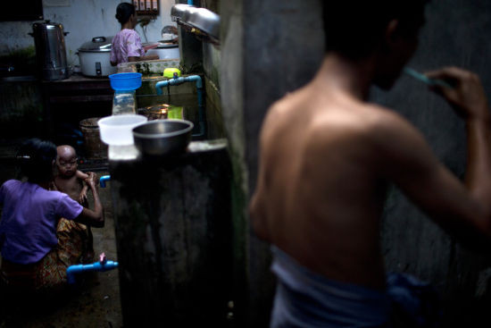 实拍缅甸“艾滋村” 性工作者街边拉客(高清组图)