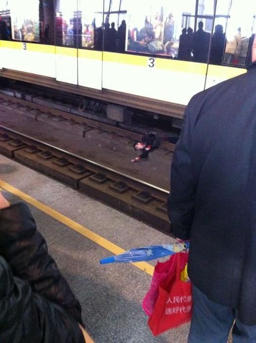 上海一男子闯入地铁轨道 被列车拦腰碾死(图/慎入)