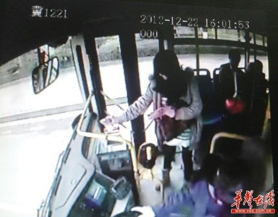 长沙一名妙龄女子乘公交连投10张百元钞票(图)