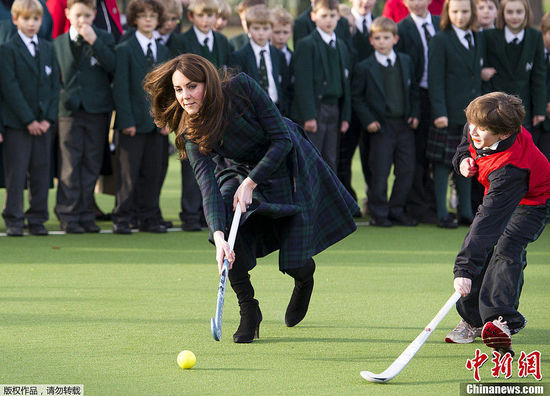 英国凯特王妃回母校 高跟风衣大玩曲棍球(组图)