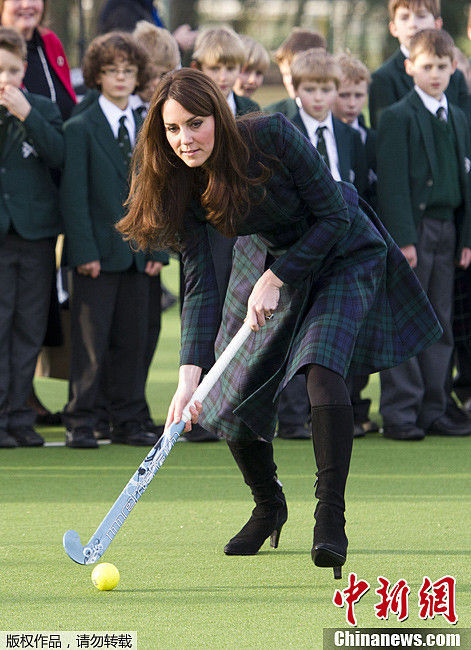 英国凯特王妃回母校 高跟风衣大玩曲棍球(组图)