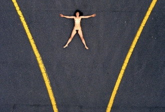 摄影师航拍妻子艺术裸照 25年后曝光