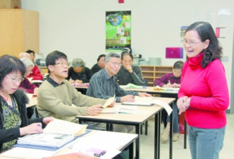 退休华裔老师协助尽快掌握生存英语