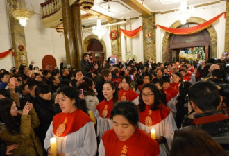 图：北京信徒齐聚教堂 纪念耶稣诞生