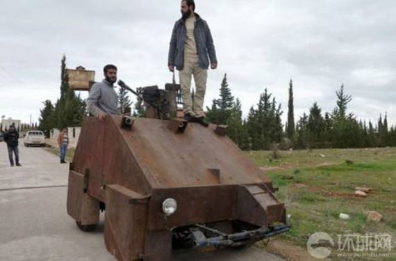 叙反对派武装制造丑陋装甲车 游戏手柄操控机枪(组图)