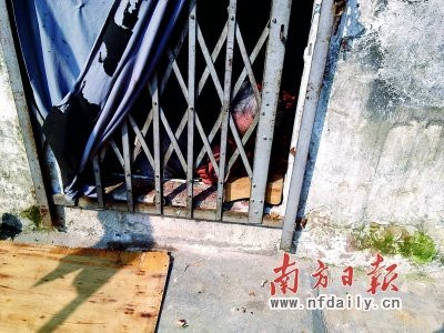 八旬老人生活不能自理 4个儿子将其锁在家中甚是可怜(图)