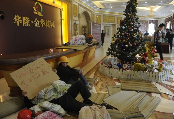 广东中山农民工住进售楼处讨薪:楼卖了 工钱呢(高清组图)