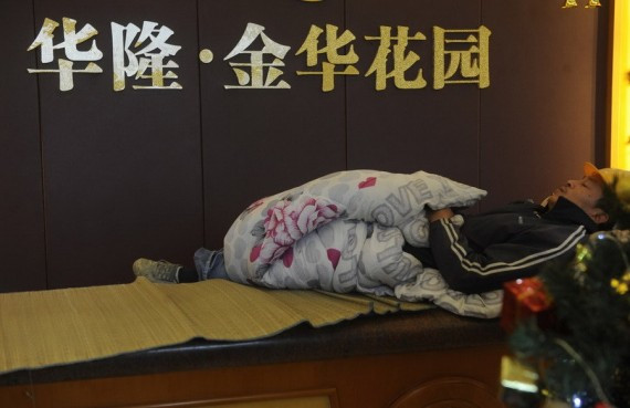 广东中山农民工住进售楼处讨薪:楼卖了 工钱呢(高清组图)