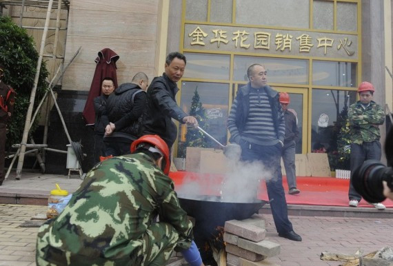 广东中山农民工住进售楼处讨薪:楼卖了 工钱呢(高清组图)