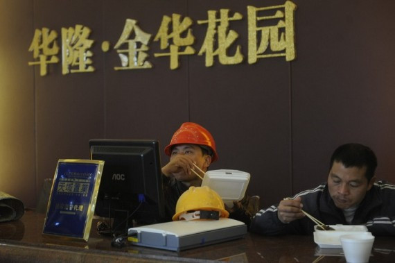 广东中山农民工住进售楼处讨薪:楼卖了 工钱呢(高清组图)