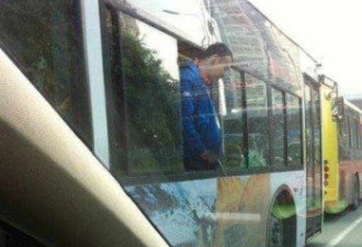 男子公交车上向外撒尿 被拍照传上网