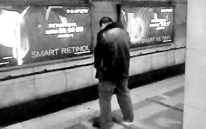 中年男子在北京地铁站台内撒尿 完事之后淡定离开(图)