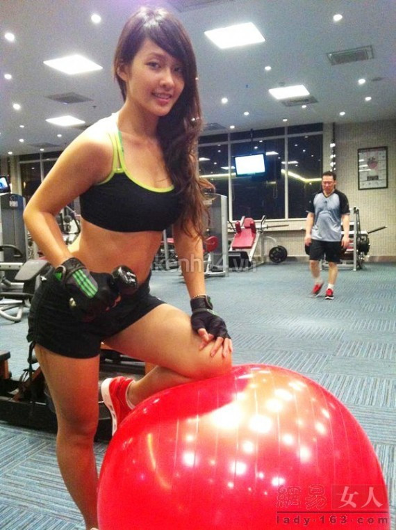 不敢置信!15岁越南拳击美女网络爆红 脸蛋正身材好(组图)