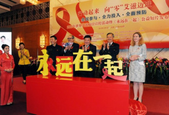 彭丽媛参加艾滋病日宣传 吁全民预防