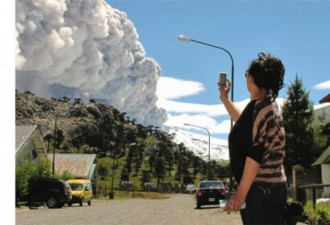 奇景：南美火山冒浓烟 各国提高警戒