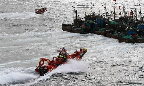 韩国海警出动舰艇飞机特攻队抓捕21艘中国渔船(图)