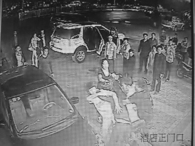 女子开豪车酒驾撒泼打协警调戏民警求摸胸(图)