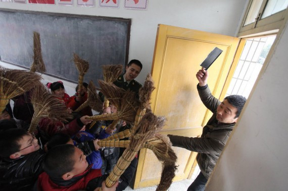 江苏如皋小学生演练制服持刀歹徒 高举扫帚当武器(组图)