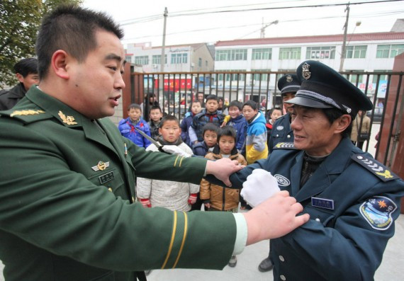 江苏如皋小学生演练制服持刀歹徒 高举扫帚当武器(组图)