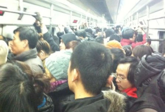 陈法拉拍地铁爆挤盛况 引网友集体吐槽