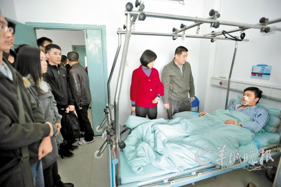四名保安为保护学生身中八刀 学校承诺照顾一生(图)