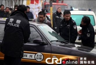 北京女乘客持刀劫持的哥 司机跳车逃生