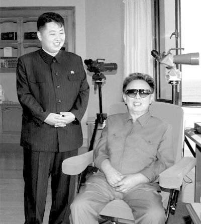 朝鲜公布金正日父子旧照 