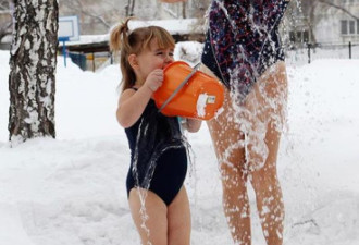 俄幼童-25度雪地冲凉水老师称增强体质