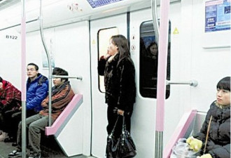 女子头发被地铁车门夹住 被“罚站”9站路