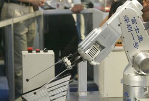 富士康机器人上岗生产线由30人减至5人