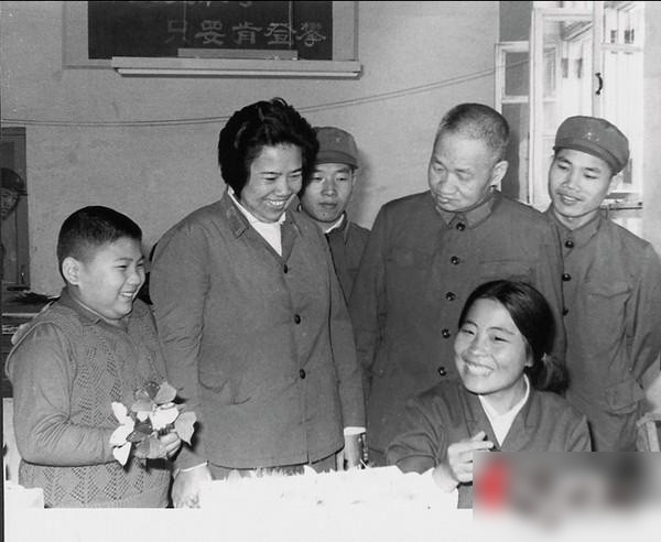 红色贵族后代 毛新宇罕见旧照爆光(组图)