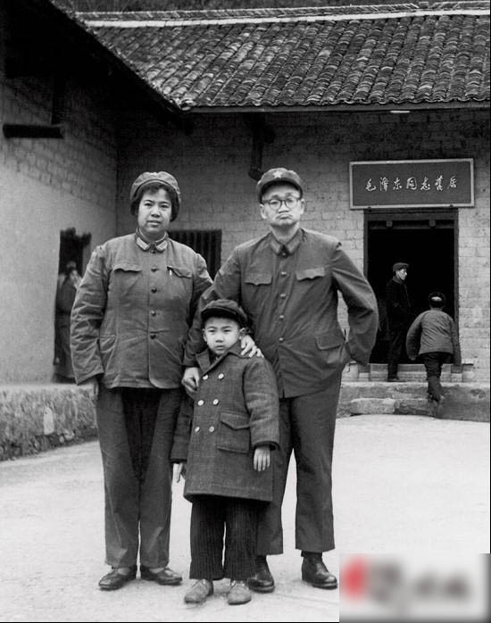 红色贵族后代 毛新宇罕见旧照爆光(组图)