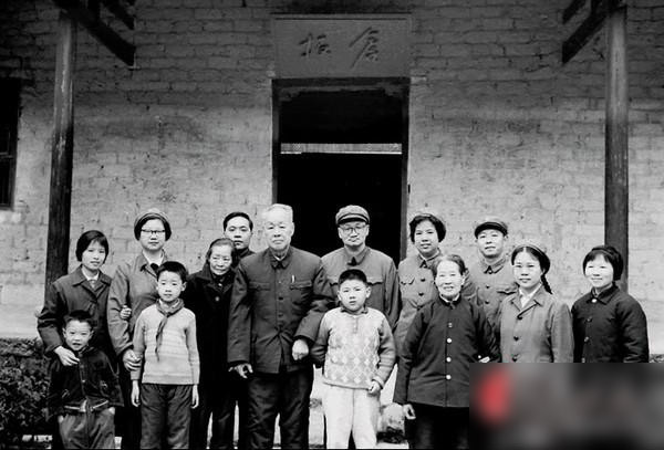红色贵族后代 毛新宇罕见旧照爆光(组图)