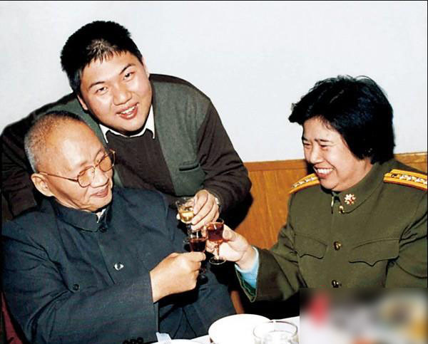 红色贵族后代 毛新宇罕见旧照爆光(组图)