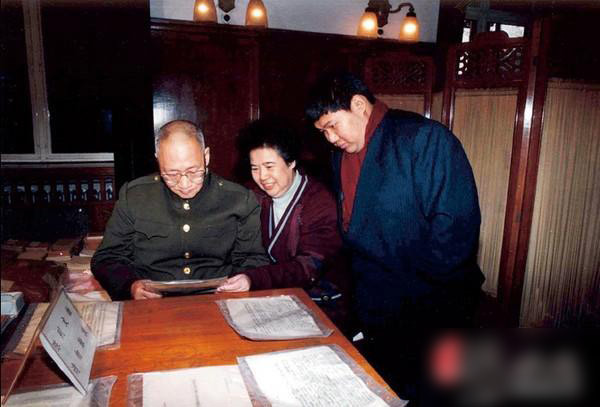 红色贵族后代 毛新宇罕见旧照爆光(组图)
