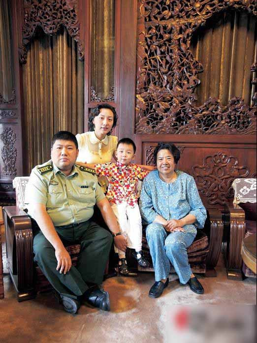 红色贵族后代 毛新宇罕见旧照爆光(组图)
