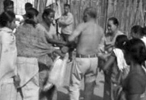 印度高官下乡强奸民女 遭村民扒光围殴