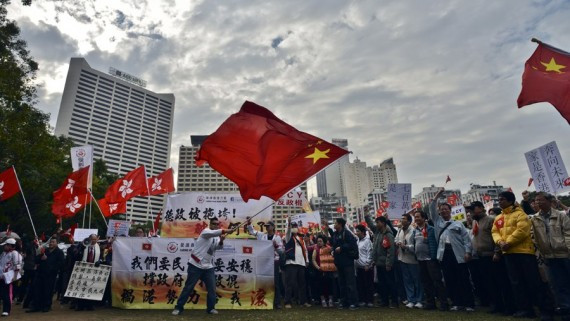 香港数千人游行 "反梁""挺梁"爆冲突(高清组图)