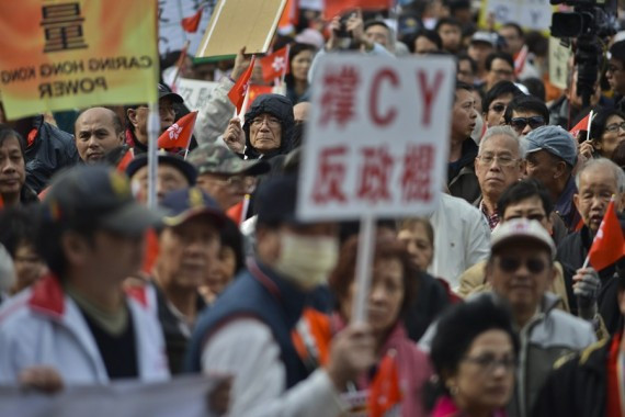 香港数千人游行 "反梁""挺梁"爆冲突(高清组图)