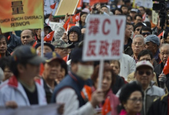 香港数千人游行 &quot;反梁&quot;&quot;挺梁&quot;爆发冲突