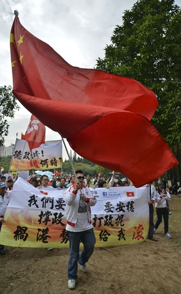 香港数千人游行 "反梁""挺梁"爆冲突(高清组图)