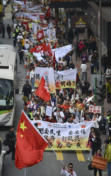 香港数千人游行 "反梁""挺梁"爆冲突(高清组图)