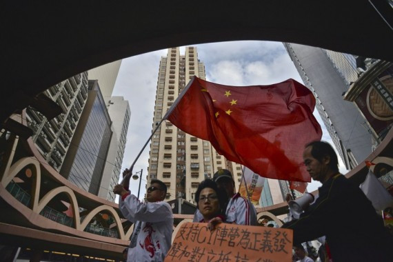 香港数千人游行 "反梁""挺梁"爆冲突(高清组图)