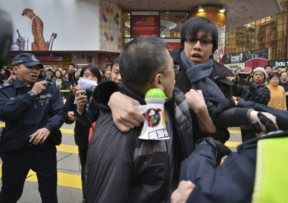 香港数千人游行 "反梁""挺梁"爆冲突(高清组图)