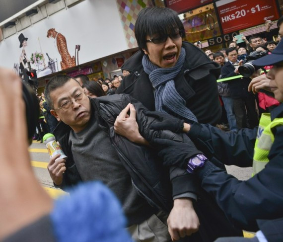 香港数千人游行 "反梁""挺梁"爆冲突(高清组图)