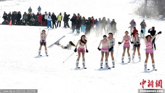 吉林比基尼滑雪大赛 中俄佳丽不惧严寒雪地露春光(高清图)