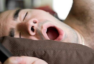 奇怪的睡眠行为 暂停呼吸梦游吃东西