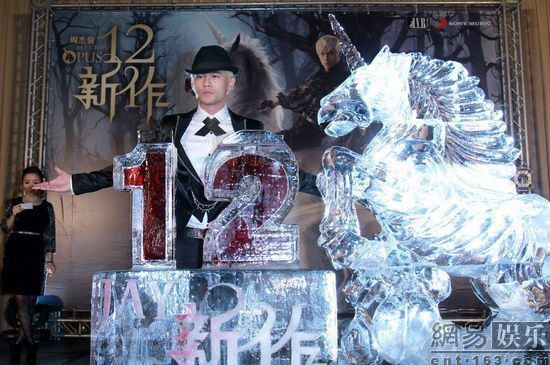 周杰伦拍MV化身街头艺人 大手笔搭建欧式场景(组图)
